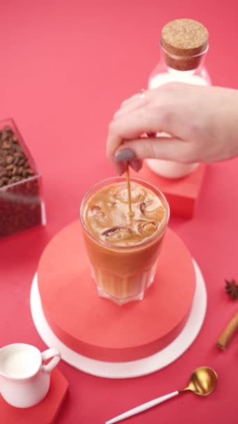 Pembe Arka Planda Bardakta Buzlu Latte Karıştır — Stok video