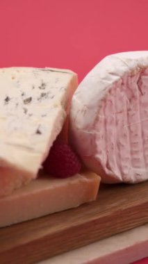 Parmesan, mavi peynir ve kırmızı arka planda camembert peyniri.