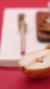 Kanepenin arka planında dilimlenmiş armut ve peynir.