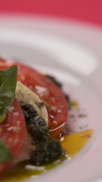 Mozzarella Tomate Tourne Dans Une Assiette Sur Fond Rouge — Video