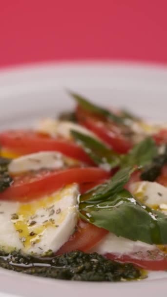 Mozzarella Med Tomat Roterar Platta Röd Bakgrund — Stockvideo