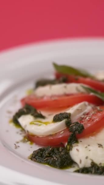 Mozzarella Med Tomat Roterar Platta Röd Bakgrund — Stockvideo