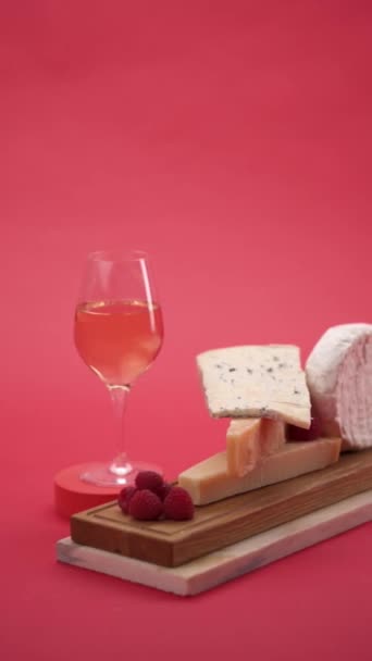 Parmesan Blauschimmelkäse Und Camembert Auf Rotem Hintergrund — Stockvideo