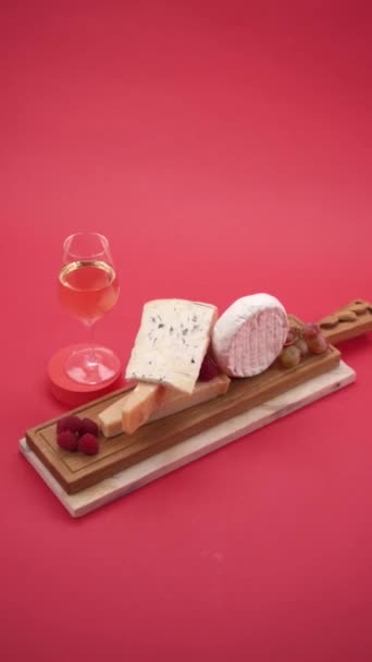 Parmezan Ser Niebieski Camembert Czerwonym Tle — Wideo stockowe