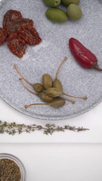 Draufsicht Auf Olivenkonserven Tomaten Auberginen Und Paprika Auf Weißem Hintergrund — Stockvideo