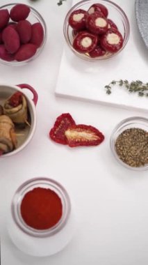 Beyaz arka planda konserve zeytin, domates, patlıcan ve biber manzarası