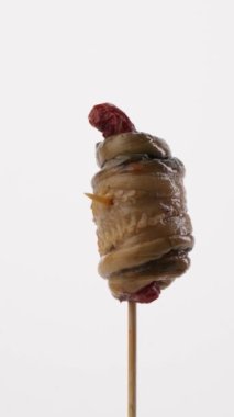 Çubukta konserve patlıcan beyaz arkaplanda döner