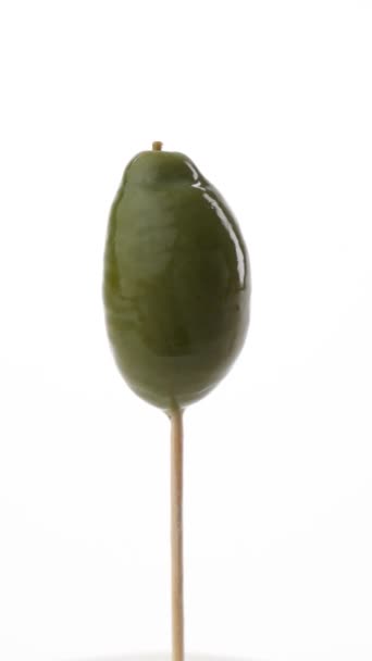 木棍上的罐头橄榄在白色背景上旋转 — 图库视频影像