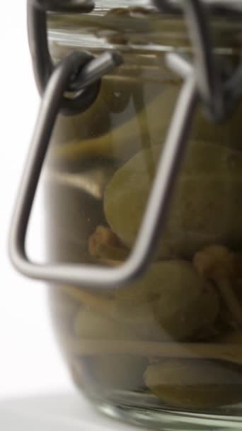 Olivenkonserven Einem Glas Großaufnahme Auf Weißem Hintergrund — Stockvideo