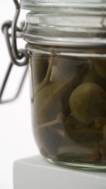 Olivenkonserven Einem Glas Großaufnahme Auf Weißem Hintergrund — Stockvideo