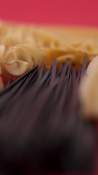 Pasta Och Spaghetti Platta Röd Bakgrund — Stockvideo
