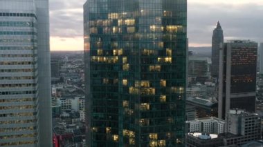 Aerial View: Frankfurt, Avrupa 'nın göbeğindeki ofis gökdeleniName