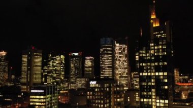 Aerial View: Frankfurt 'un göbeğindeki ofis gökdeleniName
