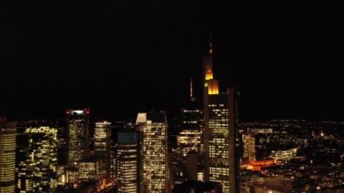 Aerial View: Frankfurt 'un göbeğindeki ofis gökdeleniName