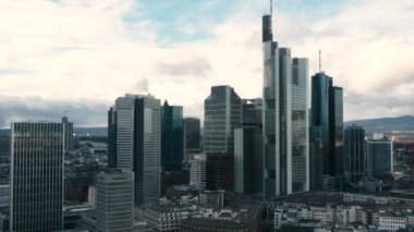 Aerial View: Frankfurt, Avrupa 'nın göbeğindeki ofis gökdeleniName