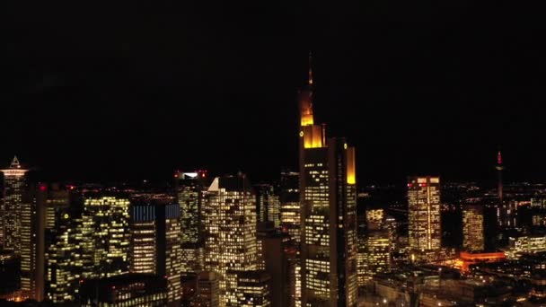 Pemandangan Udara Pencakar Langit Kantor Jantung Frankfurt Eropa Pada Malam — Stok Video