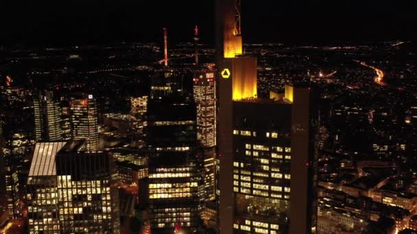 Αεροφωτογραφία Ουρανοξύστης Γραφείων Στην Καρδιά Της Φρανκφούρτης Ευρώπη Νύχτα — Αρχείο Βίντεο