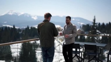 İki adam karşılaştı, bir köpeği okşayıp sohbet ediyorlardı.