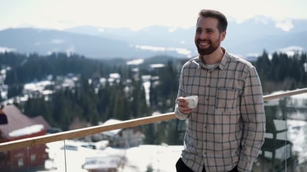 Ragazzo Beve Caffè Sulla Terrazza Con Vista Sulle Montagne Riposa — Video Stock