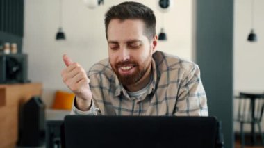 Genç bilişim elemanı Zoom 'da online video konferansında, serbest çalışan.