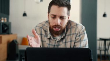 Genç bilişim elemanı Zoom 'da online video konferansında, serbest çalışan.