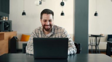 Genç bilişim elemanı Zoom 'da online video konferansında, serbest çalışan.