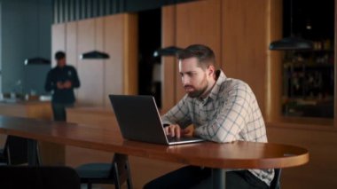 Bilgi işlemci bir program yazar, mobil bir uygulama kodlar, muhtemelen bir bilgisayar korsanı.