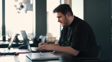 Şişman bir bilişim uzmanı program yazar, mobil bir uygulama kodlar, muhtemelen bir bilgisayar korsanı.