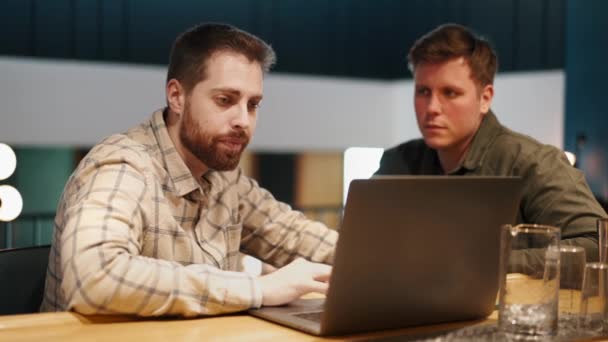 Due Uomini Lavorano Computer Uno Spazio Coworking Seduti Bar — Video Stock