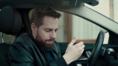 Direksiyondaki adam ya çok üzgün ya da yorgun.
