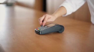 Mağazadaki terminalde NFC teknolojisi kullanılarak telefonla ödeme