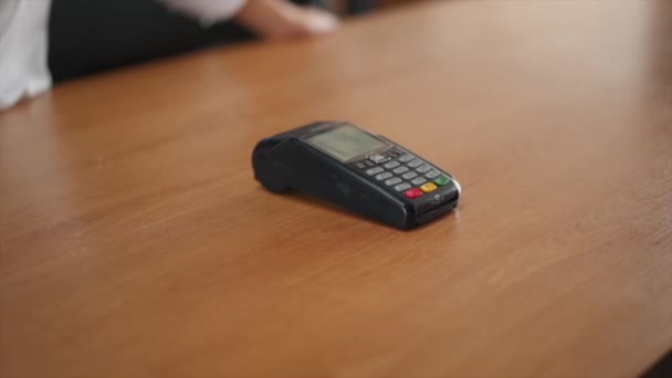 Pembayaran Melalui Telepon Menggunakan Teknologi Nfc Terminal Toko — Stok Video