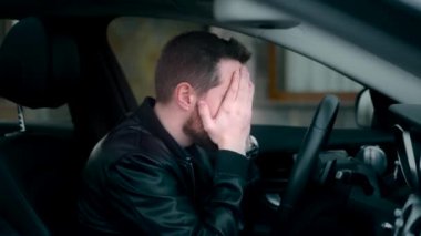 Direksiyondaki adam ya çok üzgün ya da yorgun.