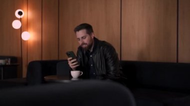 Genç sakallı adam bilişim teknolojileri okuyor.