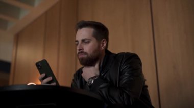 Genç sakallı adam bilişim teknolojileri okuyor.