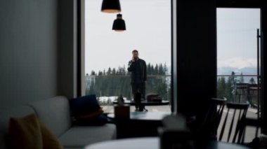 Genç sakallı adam bilişim uzmanı, telefonda pazarlık yapıyor.