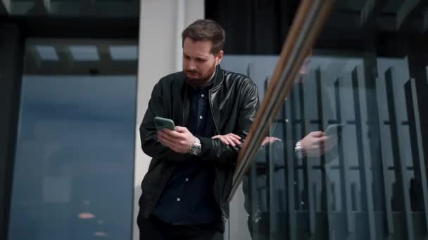 Young Bearded Guy Man Studies Financial News — Stock Video