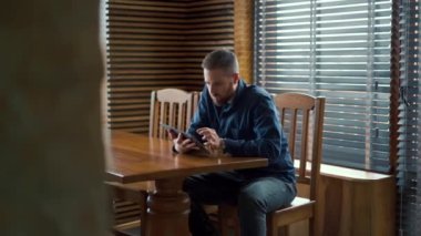 İş adamı cep telefonu ekranında dijital döviz grafiğini kontrol ediyor, kripto para birimi gelecek fiyat öngörüsü kavramı