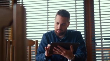 İş adamı cep telefonu ekranında dijital döviz grafiğini kontrol ediyor, kripto para birimi gelecek fiyat öngörüsü kavramı