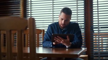 İş adamı cep telefonu ekranında dijital döviz grafiğini kontrol ediyor, kripto para birimi gelecek fiyat öngörüsü kavramı