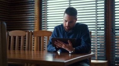 İş adamı cep telefonu ekranında dijital döviz grafiğini kontrol ediyor, kripto para birimi gelecek fiyat öngörüsü kavramı