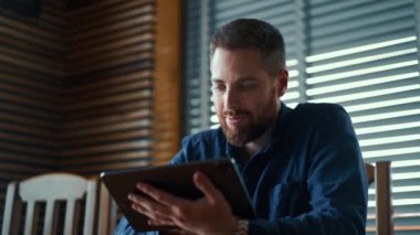 İş adamı cep telefonu ekranında dijital döviz grafiğini kontrol ediyor, kripto para birimi gelecek fiyat öngörüsü kavramı