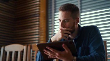 İş adamı cep telefonu ekranında dijital döviz grafiğini kontrol ediyor, kripto para birimi gelecek fiyat öngörüsü kavramı