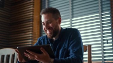 İş adamı cep telefonu ekranında dijital döviz grafiğini kontrol ediyor, kripto para birimi gelecek fiyat öngörüsü kavramı