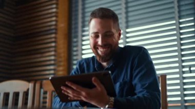 İş adamı cep telefonu ekranında dijital döviz grafiğini kontrol ediyor, kripto para birimi gelecek fiyat öngörüsü kavramı