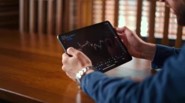 İş adamı cep telefonu ekranında dijital döviz grafiğini kontrol ediyor, kripto para birimi gelecek fiyat öngörüsü kavramı