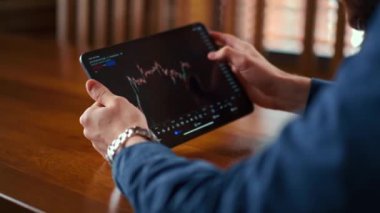 İş adamı cep telefonu ekranında dijital döviz grafiğini kontrol ediyor, kripto para birimi gelecek fiyat öngörüsü kavramı