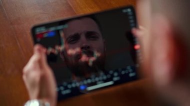 İş adamı cep telefonu ekranında dijital döviz grafiğini kontrol ediyor, kripto para birimi gelecek fiyat öngörüsü kavramı