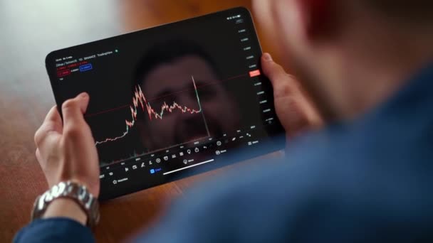 Empresário Verificando Gráfico Preços Bitcoin Troca Digital Tela Telefone Móvel — Vídeo de Stock