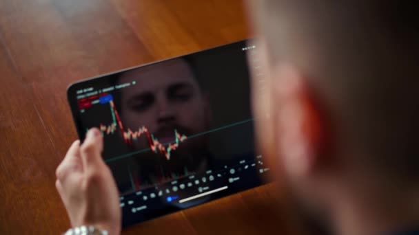 Geschäftsmann Überprüft Bitcoin Preisdiagramm Auf Digitalem Austausch Auf Handy Bildschirm — Stockvideo